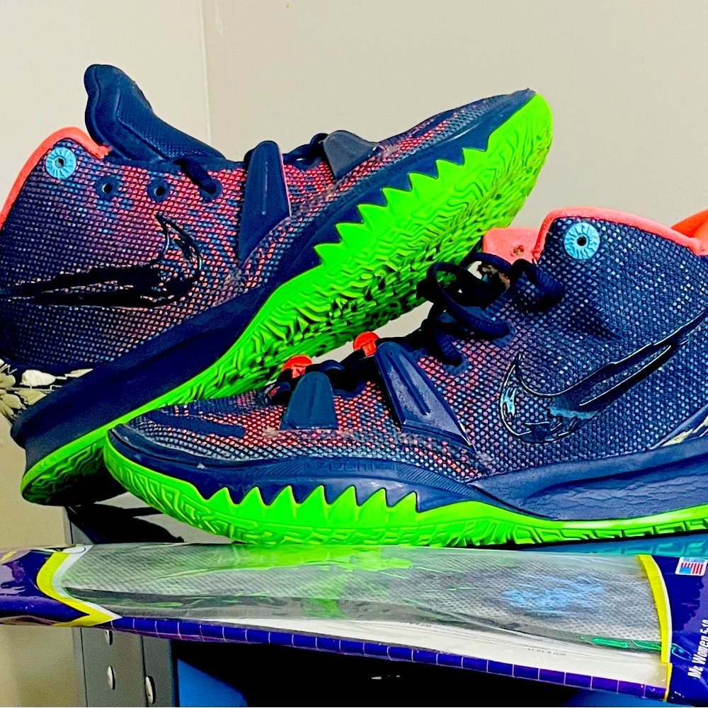 Nike Kyrie 7s Ray-gun Inspired Sz. 8